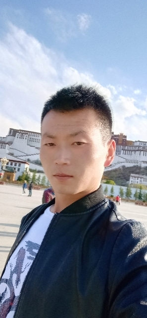 阳光下的小草的第一张照片--芜湖相亲服务中心
