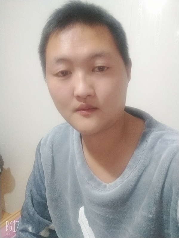 烟圈里透着伤的第一张照片--芜湖相亲服务中心