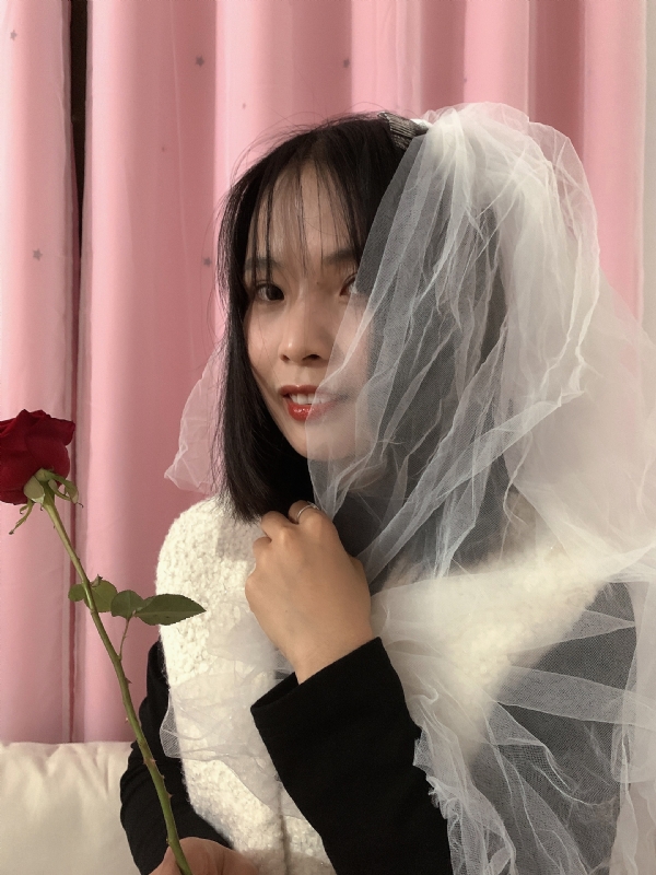 持紫菜包饭的女孩的第一张照片--芜湖相亲服务中心